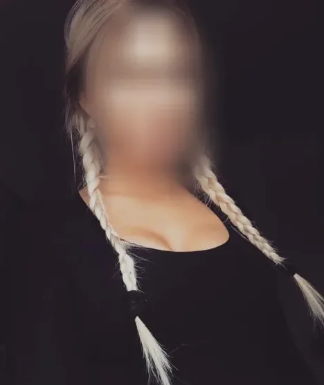 Büsra, 26